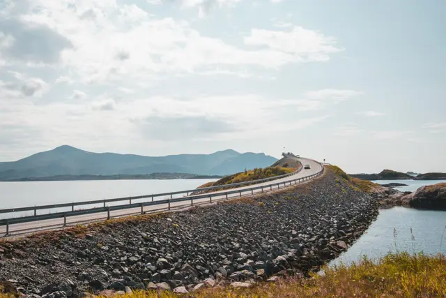 Die geschwungene Storseisundet-Brücke der Atlantikstraße mit einem einzelnen Auto