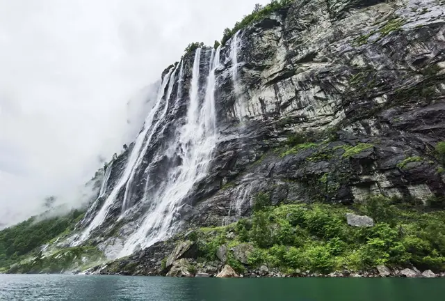 Die Sieben Schwestern stürzen bei Knivsflå in den Geirangerfjord